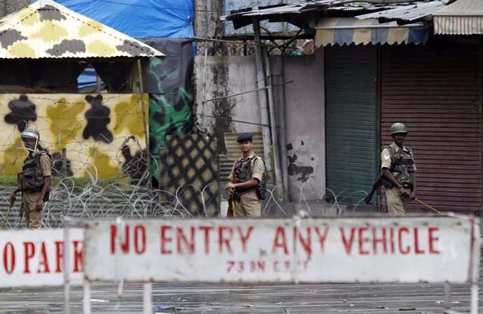 Policía controlando la Cachemira india