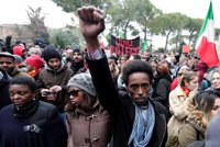 Manifestación contra el fascismo y el racismo en Italia una semana después del tiroteo a inmigrantes