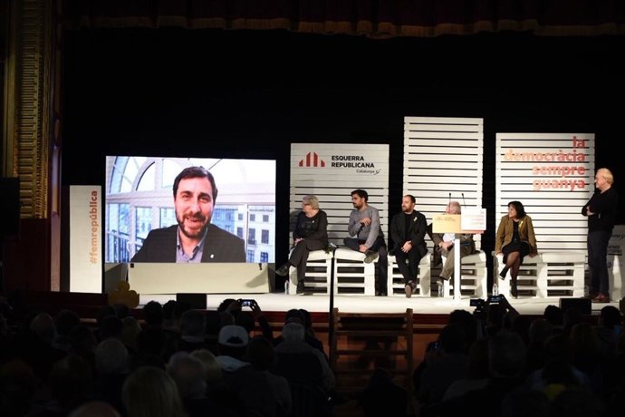 El conseller cessat T. Comín intervé en un míting d'ERC a través d'un vídeo
