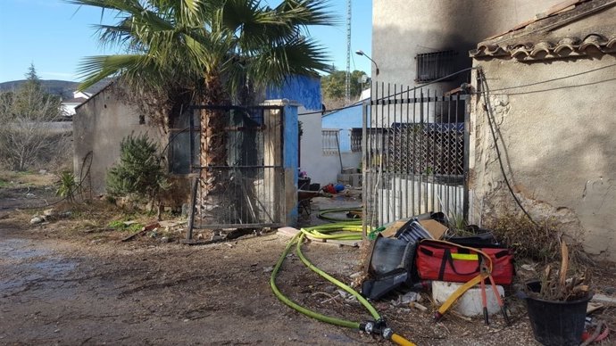 Vivienda calcinada por el incendio en Ontinyent