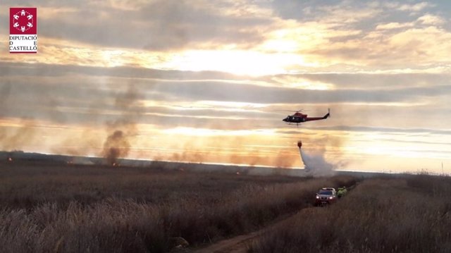 Efectivos trabajan en la extinción del fuego 