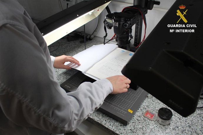 Los agentes de la Policía Judicial han analizado los documentos 