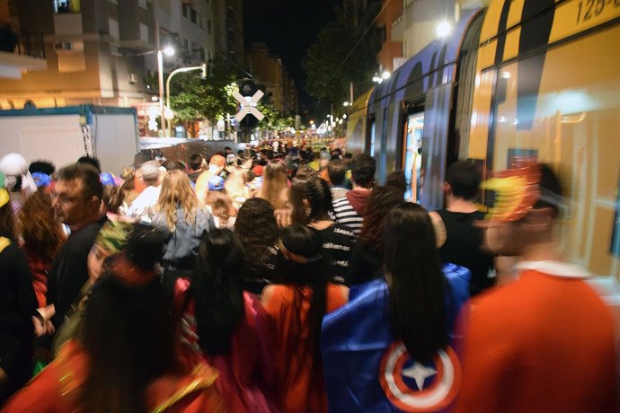 Usuarios del tranvía llegando al Carnaval de Santa Cruz de Tenerife