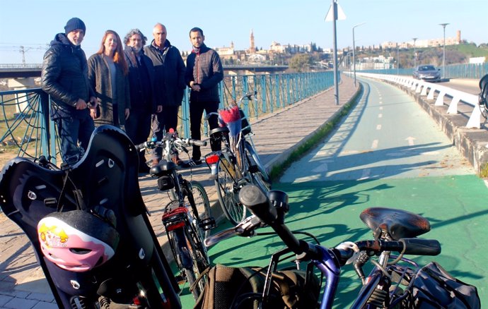 Visita de Participa Sevilla e IU a la pasarela ciclopeatonal sobre la SE-30