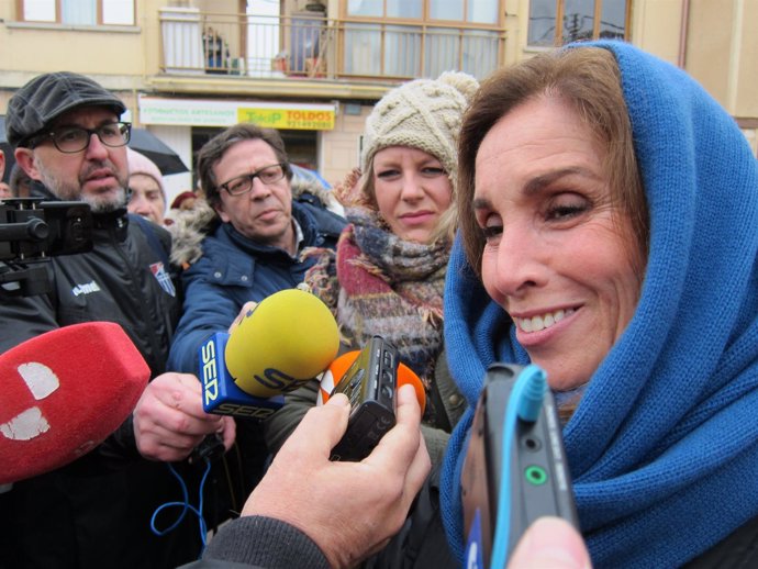  Segovia.- Ana Belén Responde A Las Preguntas De Los Periodistas           