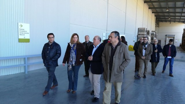 María Jesús Serrano (PSOE-A) visita una cooperativa en Baena (Córdoba)