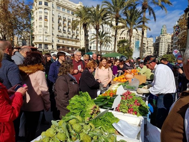 El alcalde y la consellera visitan uno de los puestos del mercadillo