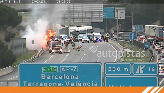 Camió incendiat en l'AP-7 a Mollet del Vallès (Barcelona)
