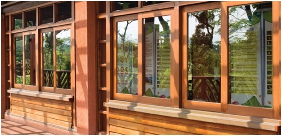 Las ventanas de madera que protegen y decoran