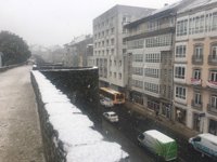 La nieve complica la circulación sobre todo en la A-6 y en la N-634