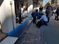 La anciana herida en Sevilla por la caída de un soporte publicitario sigue muy grave en la UCI