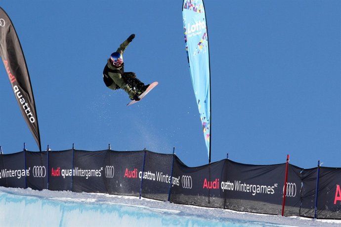 Queralt Castellet snowboard