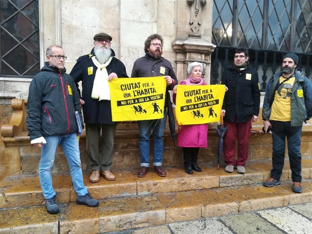 Ciutat Per A Qui L'habita Frente A Cort