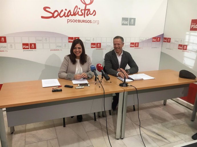 Esther Peña y Ander Gil en una rueda de prensa del PSOE de Burgos