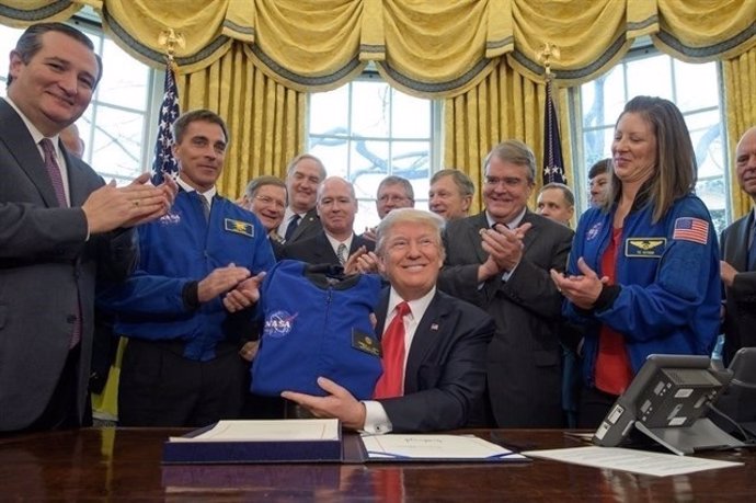 Donald Trump amb científics de la NASA