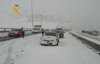 La Guardia Civil libera a decenas de vehículos atrapados por la nieve en la A-67, en Montabliz