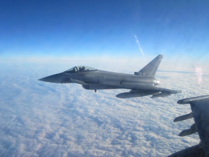 Un Eurofighter español sobrevolando el mar Báltico en misión de la OTAN