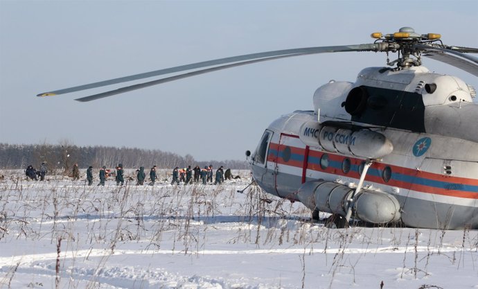 Equipos de emergencia recuperan los restos del avión siniestrado en Rusia
