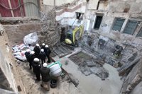 El alcalde de Pamplona visita los restos arqueológicos aparecidos en las obras de la Plaza del Castillo