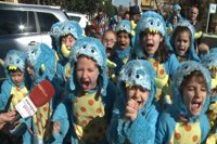 Los niños recorren las calles de Mérida en el desfile infantil del Carnaval Romano