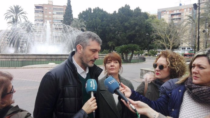 Urralburu y María Giménez de Podemos contestan a los medios