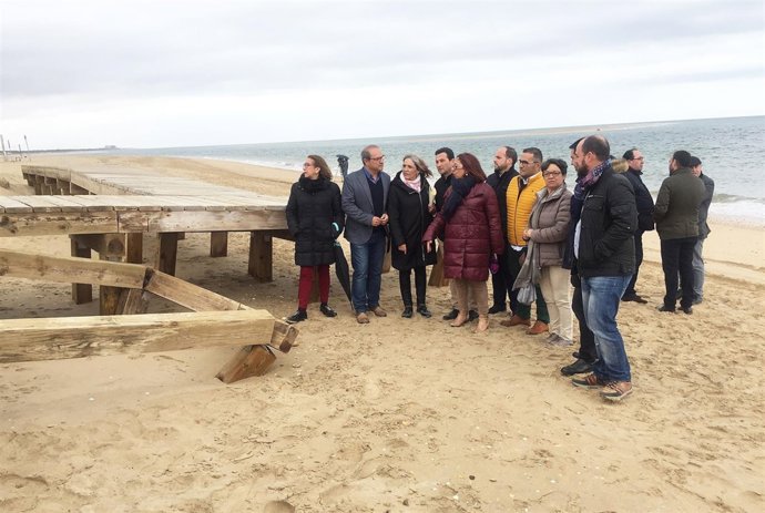 Representantes socialistas de Huelva en la playa del Portil, en Huelva.
