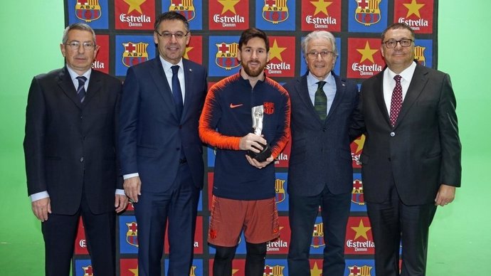 Messi junto a Bartomeu en la recogida del premio 'Barça Jugadores'