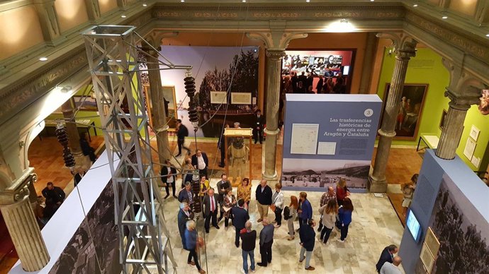 Visitantes en la exposición 'Dicen que hay tierras al este'