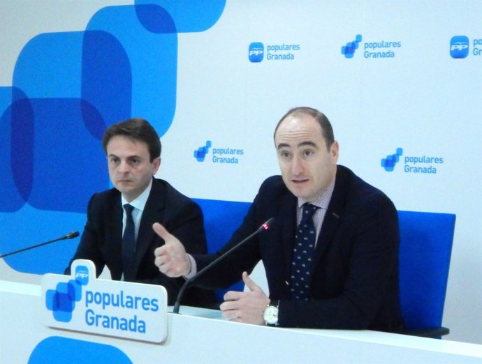 Juan Antonio Fuentes y Juan García Montero en rueda de prensa