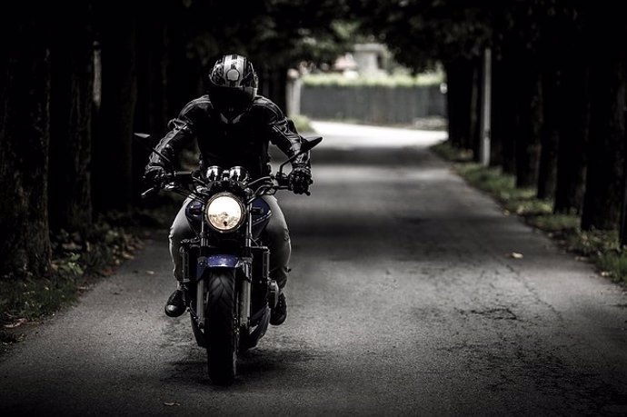 Hombre en moto, motociclista