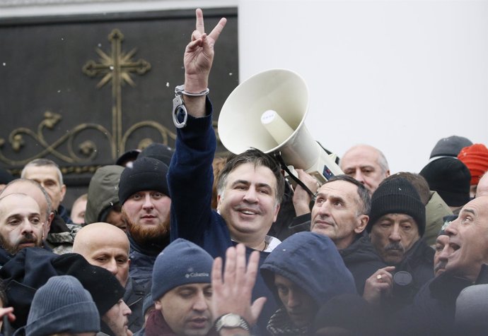 Mijail Saakashvili hace el gesto de la victoria tras ser liberado