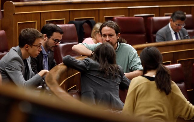 Pablo Iglesias rodeado de Errejón, Garzón, Montero y Belarra