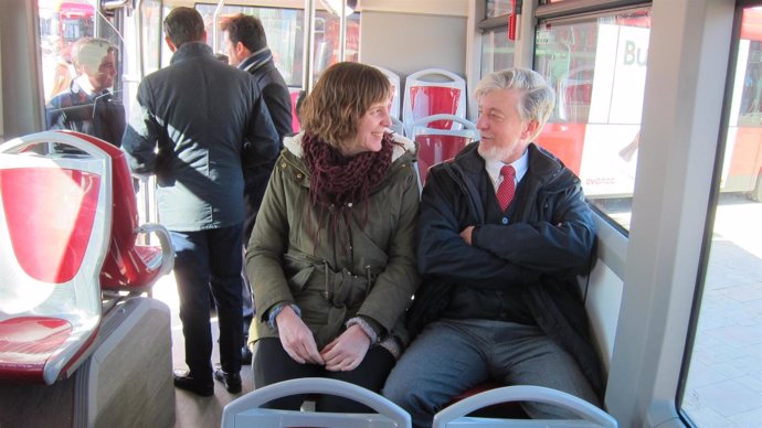 El alcalde de Zaragoza y la concejala de Movilidad, en un bus híbrido
