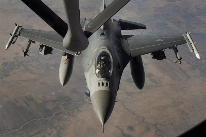 Caza F-16 de EEUU que participa en los bombardeos sobre el Estado Islámico