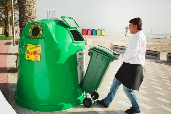 Hostelero reciclando vidrio