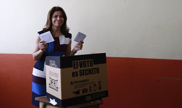 Presidenta de Costa Rica Laura Chinchilla votando en las elecciones presidencial