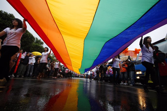 Una bandera arcoiris durante un adesfile en Taiwán.