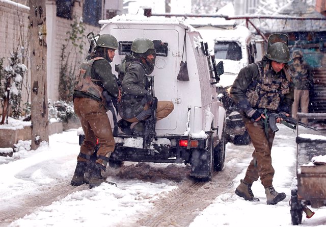 Policías indios toman sus posiciones cerca del lugar de un tiroteo en Cachemira