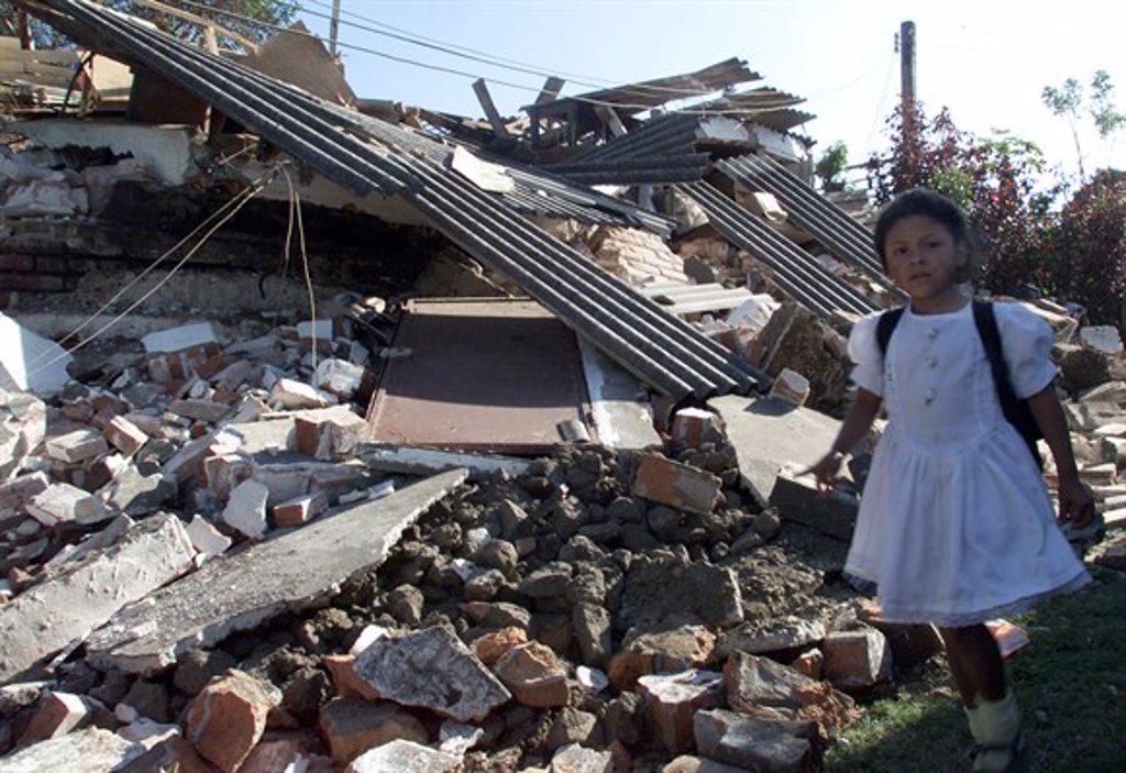 El Salvador recuerda a las más de 1.000 personas los terremotos de 2001