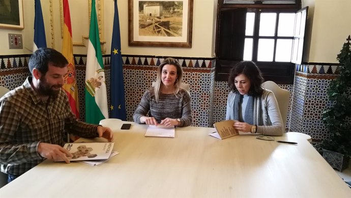 La alcaldesa de Alcalá de Guadaíra y la Asociación Autismo Sevilla