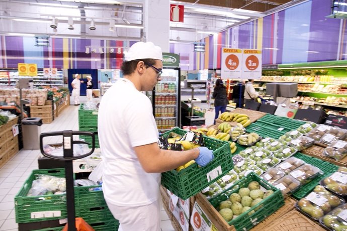 Un trabajador en un supermercado