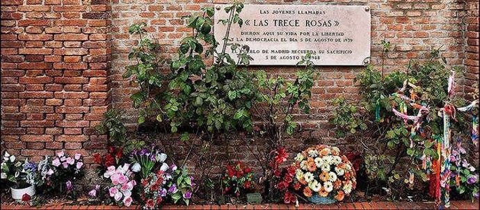 Placa homenaje a Las 13 Rosas