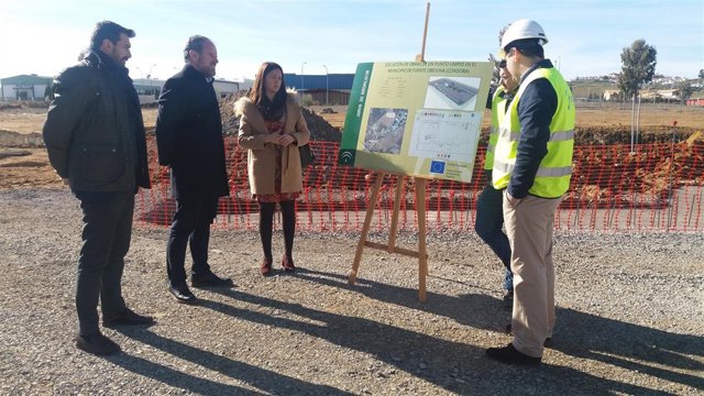 Algar y Mellado (centro) en los terrenos donde se construye el punto limpio