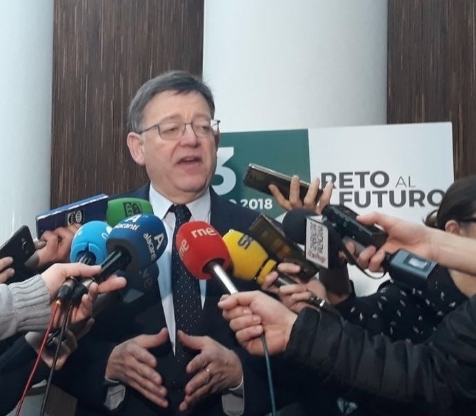 Ximo Puig atiende a los medios este martes en Alicante