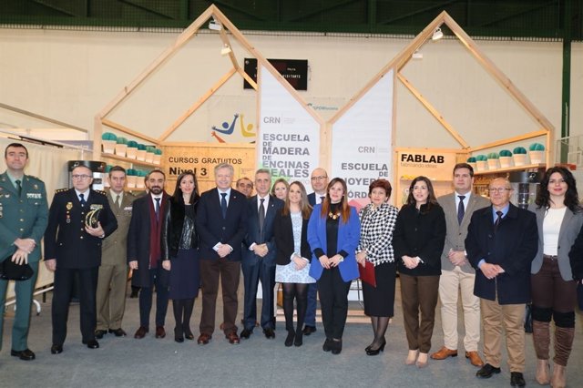 Autoridades en la inauguración del salón