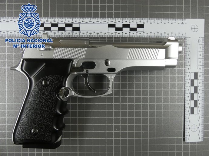 Imagen del arma simulada intervenida