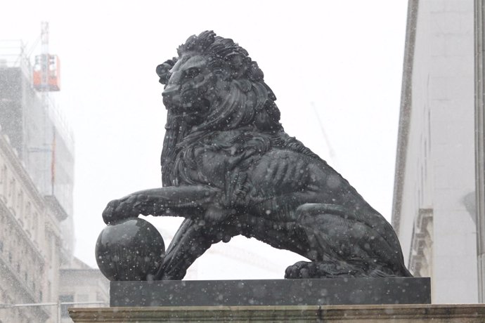 Nieve, nieva sobre el león del Congreso de los Diputados