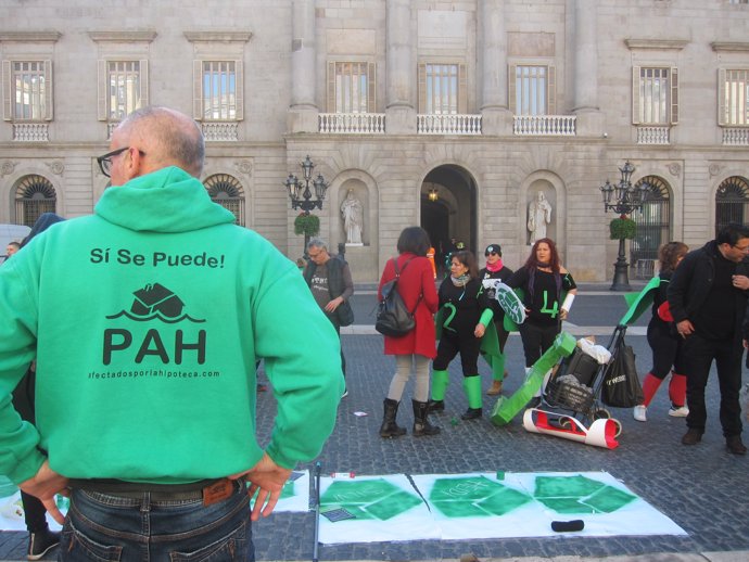 Membrers de la PAH davant l'Ajuntament de Barcelona