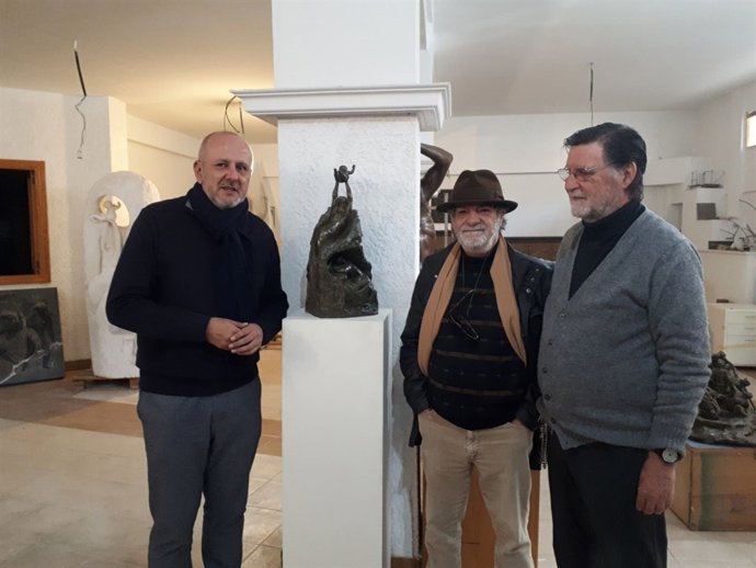 Ensenyat con la familia del artista Mir