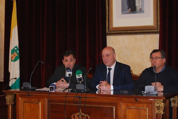 López (izda.) y Ruiz (centro), durante el encuentro mantenido